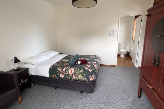 Deluxe Ensuite Room - bed