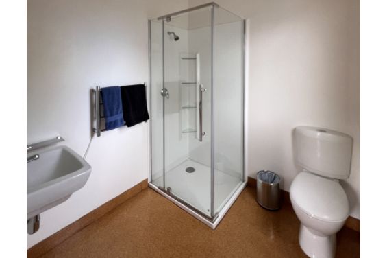 Deluxe Ensuite Room - shower